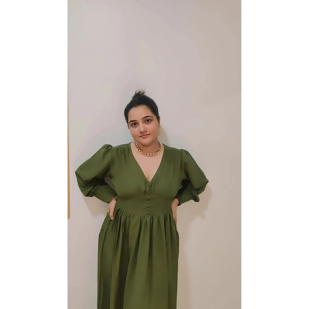 Women Lovely Olive Solid Neck Dress