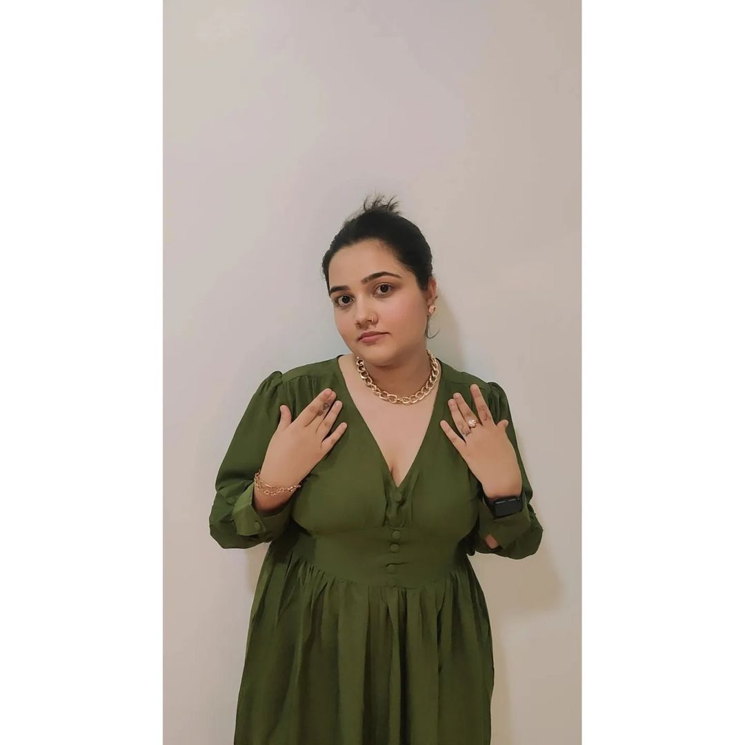 Women Lovely Olive Solid Neck Dress