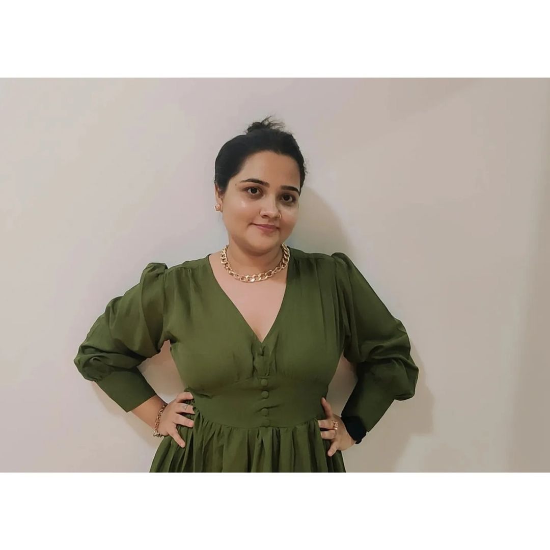 Women Lovely Olive Solid Neck Dress