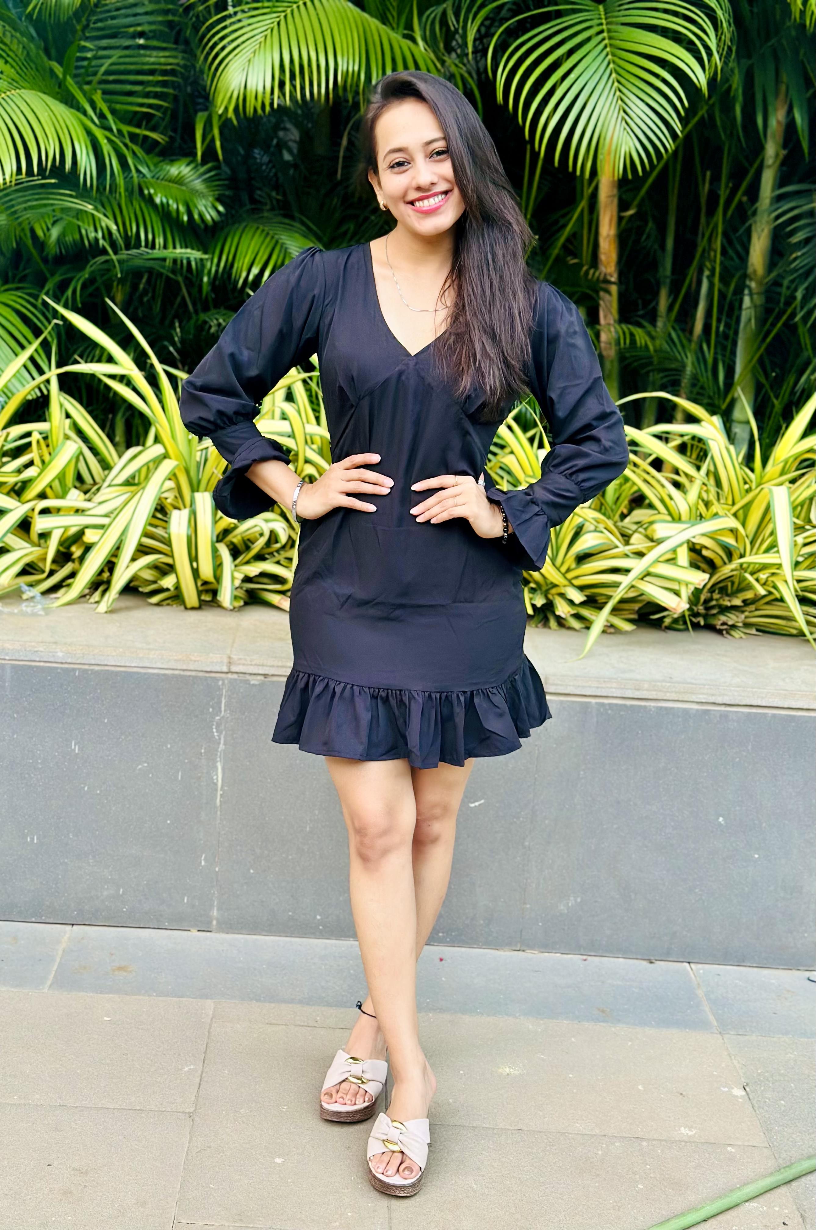 Women Stylish Black Solid Sweetheart Neck Dress