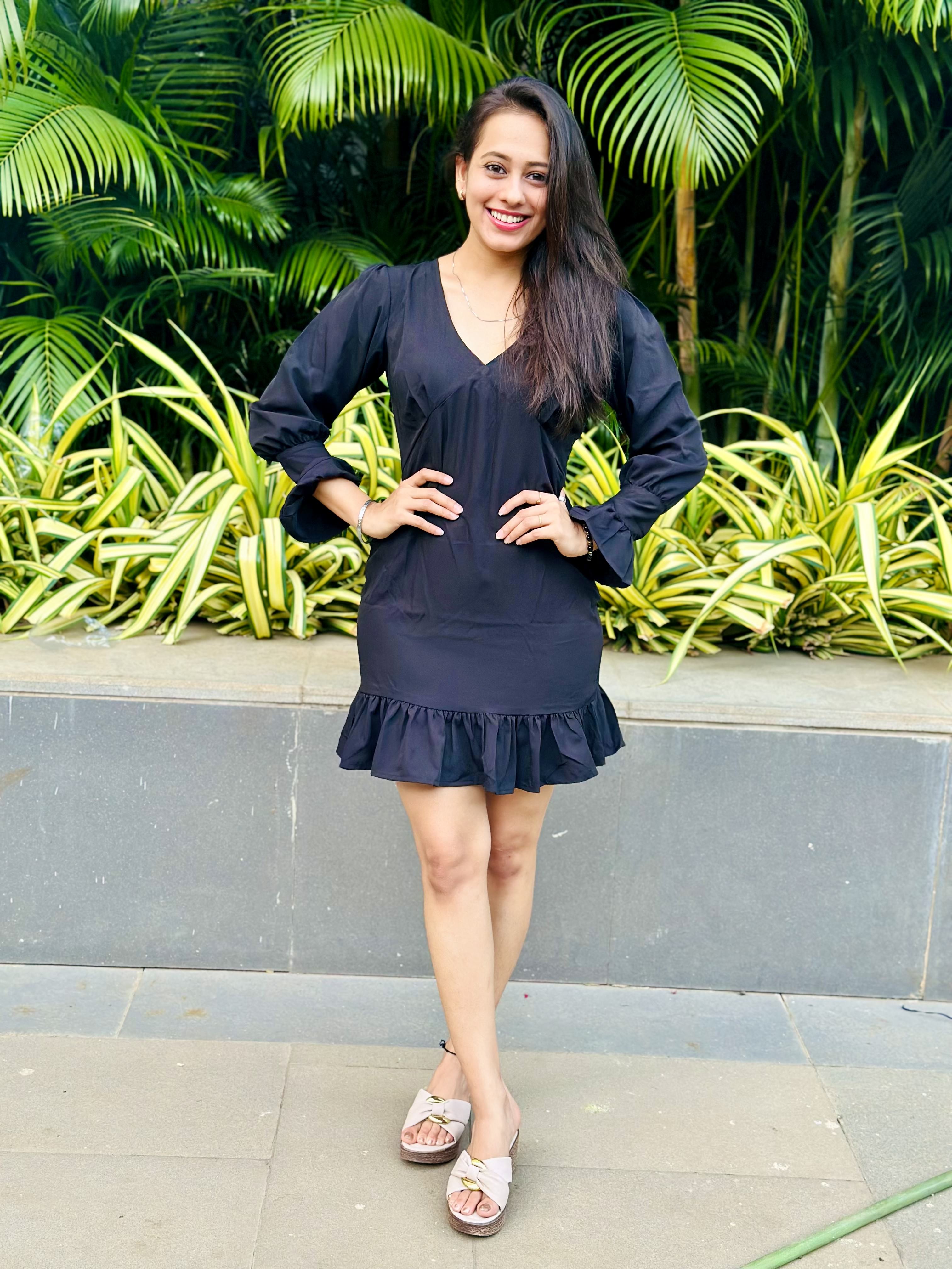 Women Stylish Black Solid Sweetheart Neck Dress