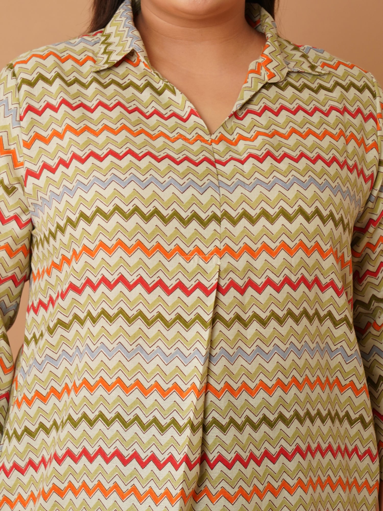 U&F Beyond Green Crepe Zig-Zag Printed Longline Shirt Style Top