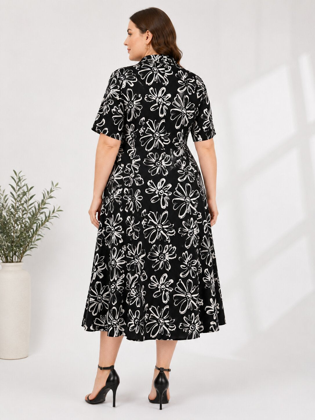 U&F Beyond Plus Size Black Floral Printed Fit & Flare Midi Dress