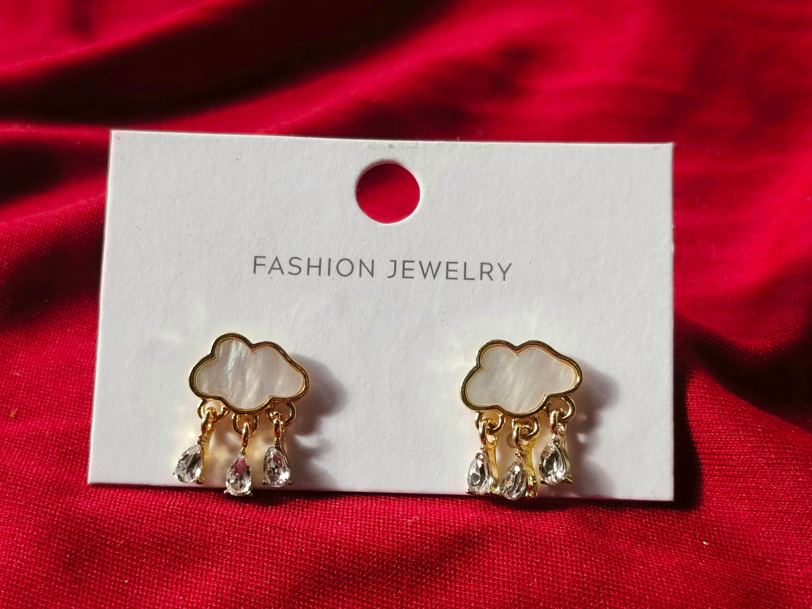 Small cloud motif with hanging raindrop-shaped crystals