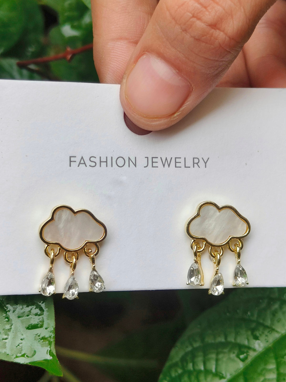 Small cloud motif with hanging raindrop-shaped crystals