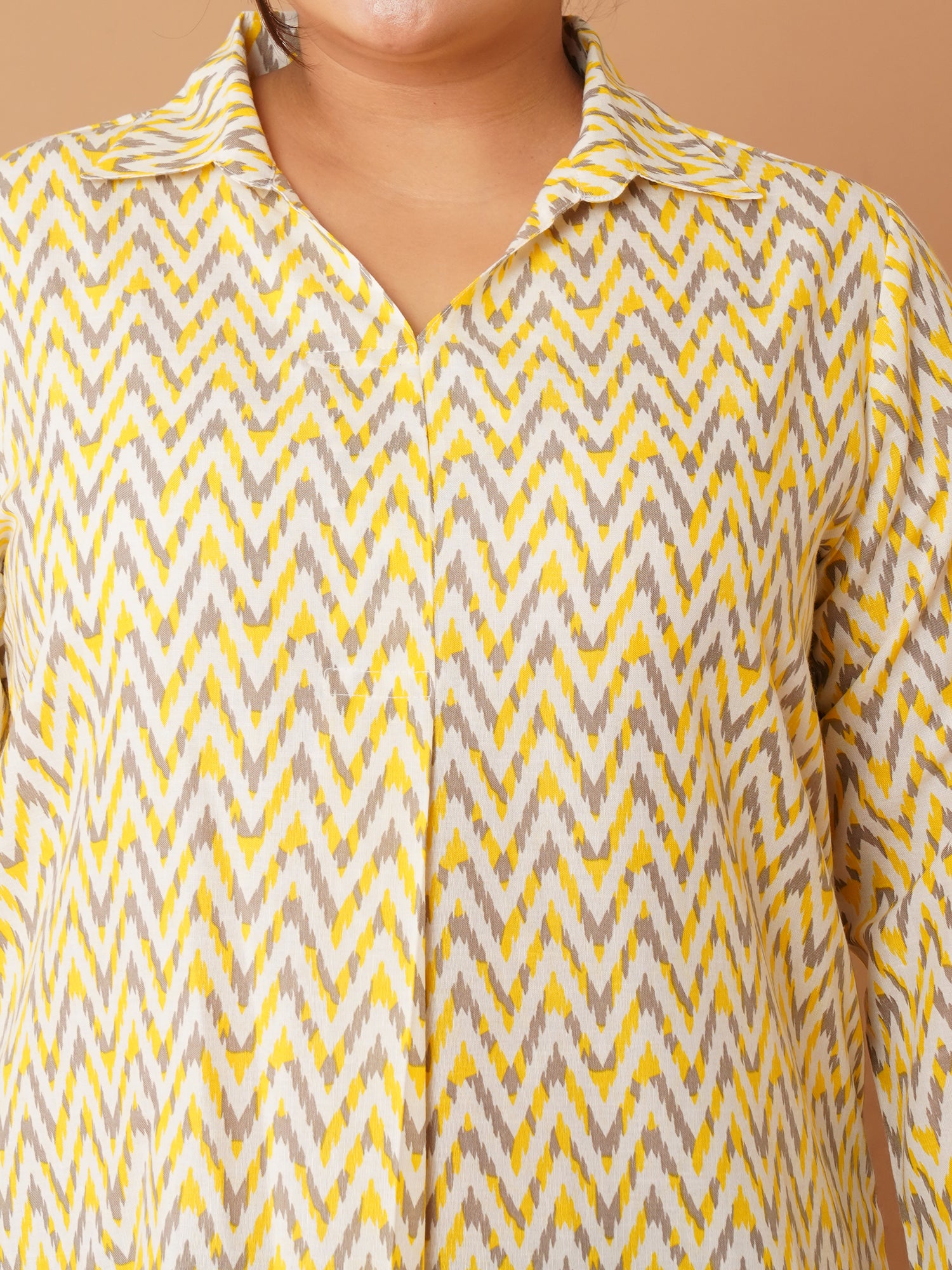 U&F Beyond Yellow Crepe Zig-Zag Printed Longline Shirt Style Top